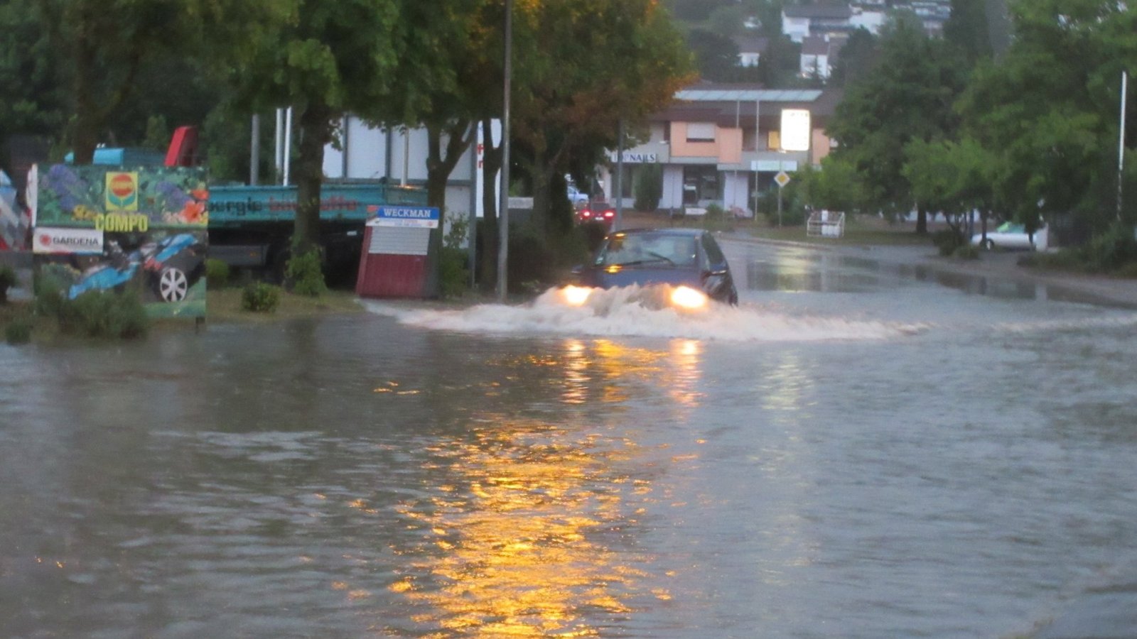 Durch Starkregen wurden in Vaihingen 2015 zahlreiche Straßen überflutet, wie hier in der Hans-Krieg-Straße. Foto: VKZ-Archiv Durch Starkregen wurden in Vaihingen 2015 zahlreiche Straßen überflutet, wie hier in der Hans-Krieg-Straße. Foto: VKZ-Archiv
