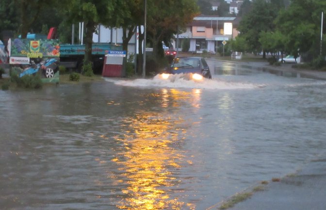 Durch Starkregen wurden in Vaihingen 2015 zahlreiche Straßen überflutet, wie hier in der Hans-Krieg-Straße. <span class='image-autor'>Foto: VKZ-Archiv</span>