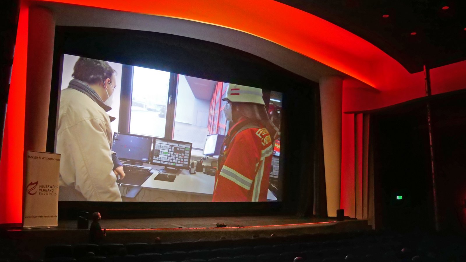 Premiere für die Filme des Feuerwehrverbands Enzkreis, die in Zusammenarbeit mit Studenten der Hochschule für Verwaltung in Ludwigsburg entstanden sind: Am Samstag wurden sie im Pforzheimer Kino Rex offiziell vorgestellt. Foto: Friedrich Premiere für die Filme des Feuerwehrverbands Enzkreis, die in Zusammenarbeit mit Studenten der Hochschule für Verwaltung in Ludwigsburg entstanden sind: Am Samstag wurden sie im Pforzheimer Kino Rex offiziell vorgestellt. Foto: Friedrich