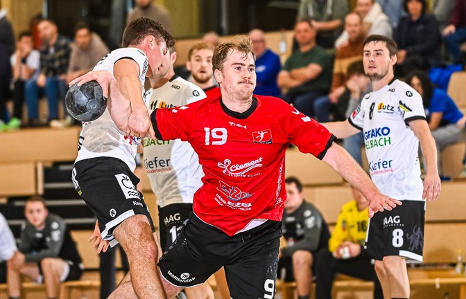 Der HCME geht mit einer Heimniederlage in die Winterpause. Auch Johannes Stärk (Mitte), der gegen den TSV Asperg II einmal trifft, kann das nicht verhindern. <span class='image-autor'>Foto: Archiv/Krause</span>