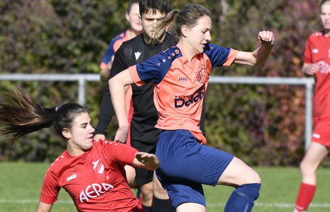 Hier kommt Horrheims Anna-Lena Collmer (vorne) gegen Christine Dertinger an den Ball, doch am Ende hat die SGM Roßwag/Großglattbach die Nase vorn. <span class='image-autor'>Foto: Leitner</span>