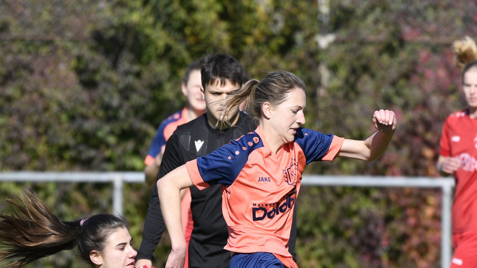 Hier kommt Horrheims Anna-Lena Collmer (vorne) gegen Christine Dertinger an den Ball, doch am Ende hat die SGM Roßwag/Großglattbach die Nase vorn. Foto: Leitner