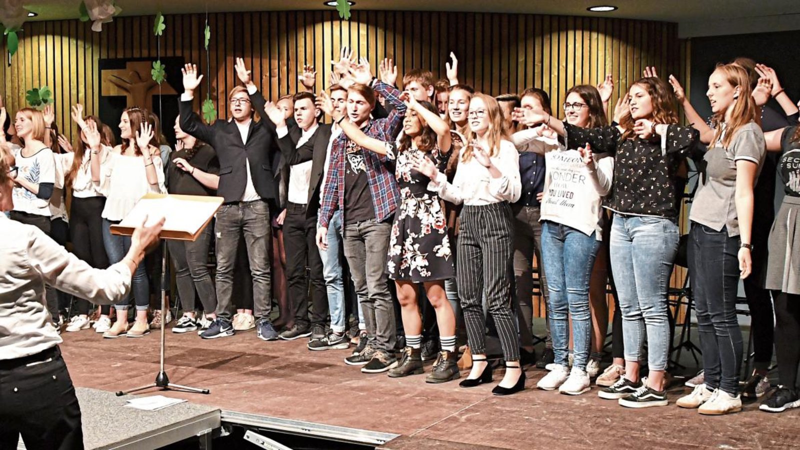 50 Jahre „Hair“: Stimmung pur mit dem großen Chor und den Stücken aus dem Flower-Power-Musical unter der Leitung von Musiklehrerin Stephanie Müller. Foto: p 50 Jahre „Hair“: Stimmung pur mit dem großen Chor und den Stücken aus dem Flower-Power-Musical unter der Leitung von Musiklehrerin Stephanie Müller. Foto: p
