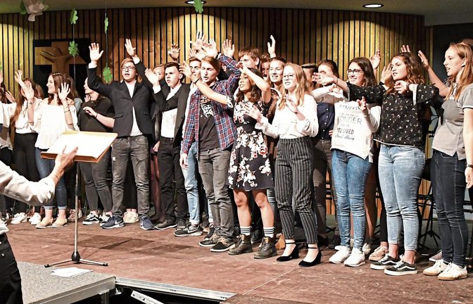 50 Jahre „Hair“: Stimmung pur mit dem großen Chor und den Stücken aus dem Flower-Power-Musical unter der Leitung von Musiklehrerin Stephanie Müller.  Foto: p