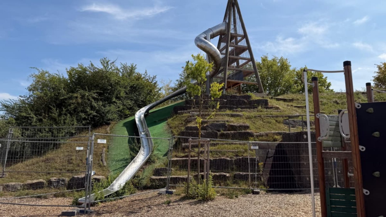 Der Rutschturm auf dem Spielplatz Rübländer in Dagersheim ist seit Ende vergangenen Jahres gesperrt.Julia Theermann