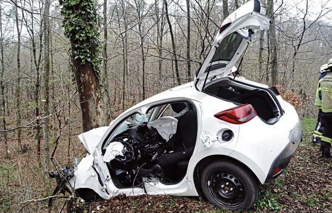 Bei einem Unfall auf der L 1110 bei Ochsenbach hat gestern Morgen ein Autofahrer schwerste Verletzungen erlitten. Foto: 7aktuell