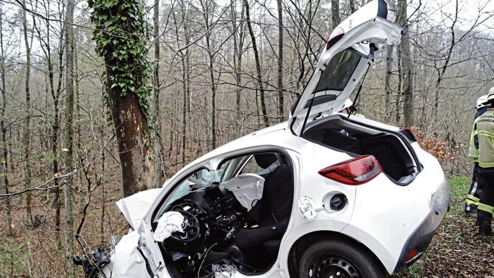 Bei einem Unfall auf der L 1110 bei Ochsenbach hat gestern Morgen ein Autofahrer schwerste Verletzungen erlitten. Foto: 7aktuell Bei einem Unfall auf der L 1110 bei Ochsenbach hat gestern Morgen ein Autofahrer schwerste Verletzungen erlitten. Foto: 7aktuell