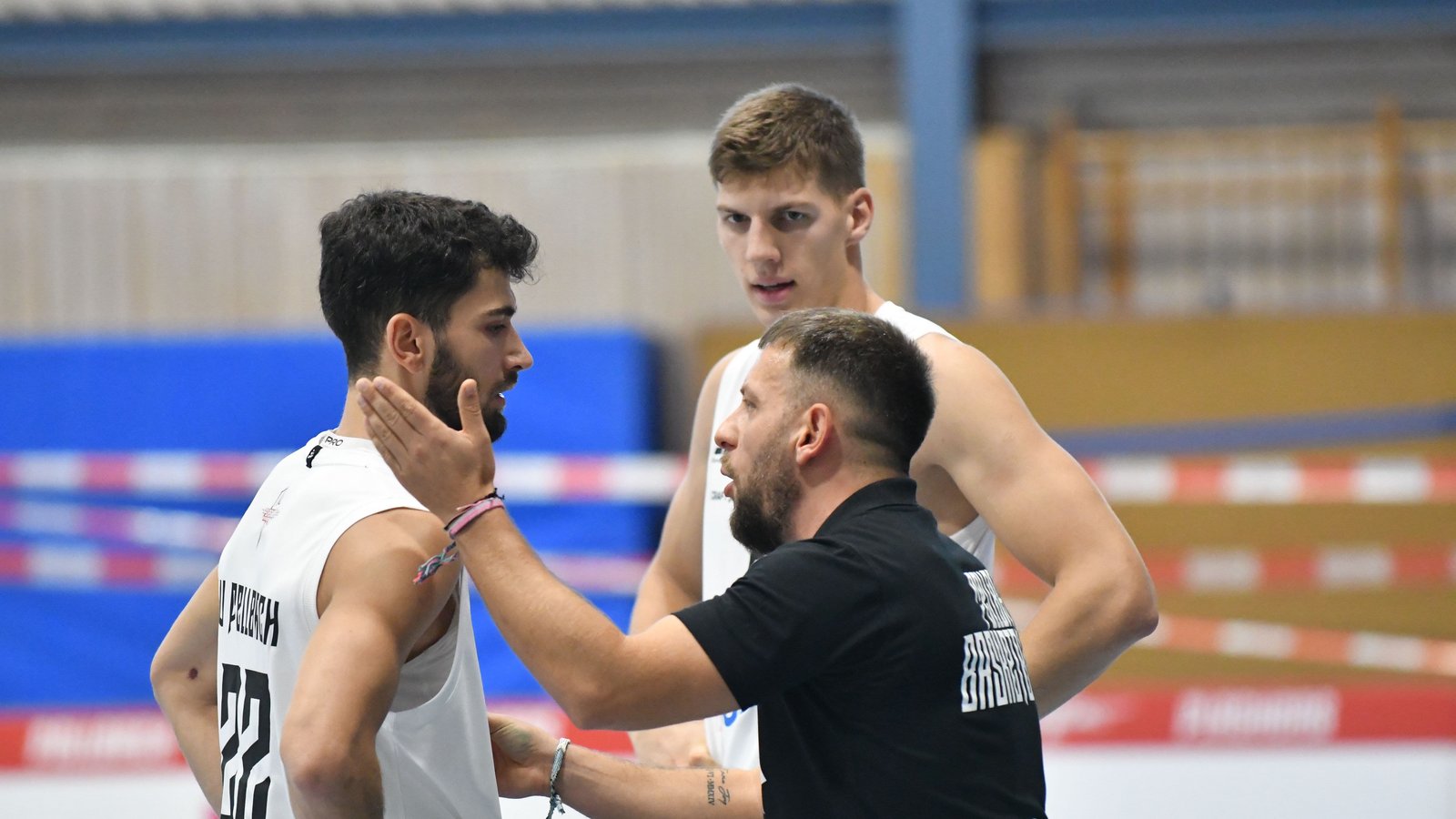 Redebedarf: Thomas Billinger, Marko Lavric und Coach Kristiyan Borisov (von links)Maximilian Hamm