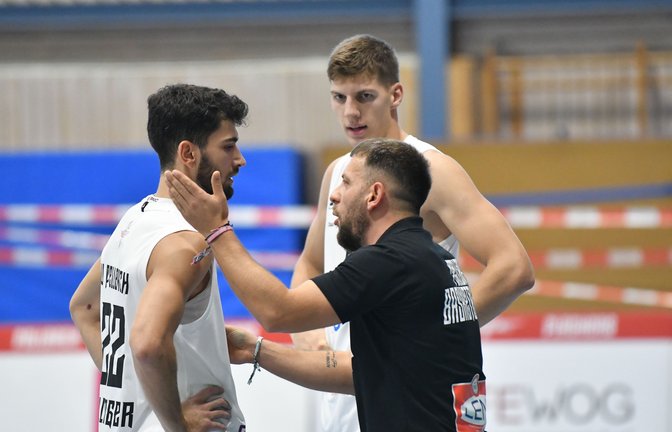 Redebedarf: Thomas Billinger, Marko Lavric und Coach Kristiyan Borisov (von links)<span class='image-autor'>Maximilian Hamm</span>