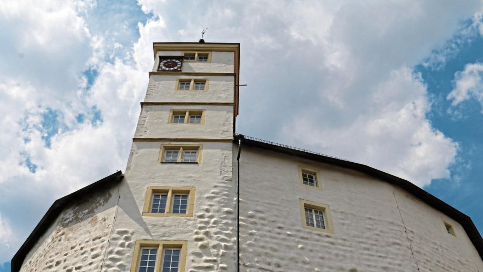 Unter Dach und Fach: Für 27 Jahre dürfte die Zukunft des Vaihinger Wahrzeichens nun gesichert sein.  Fotos: Rücker