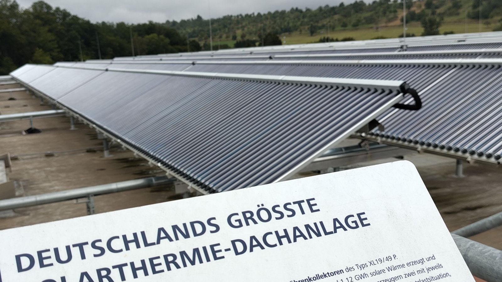 Auf über 2300 Quadratmetern wird im Jahr ein Wärmeertrag von 1120 Megawattstunden erzeugt.Foto: Judith A. Sägesser/Judith A. Sägesser Auf über 2300 Quadratmetern wird im Jahr ein Wärmeertrag von 1120 Megawattstunden erzeugt.Foto: Judith A. Sägesser/Judith A. Sägesser