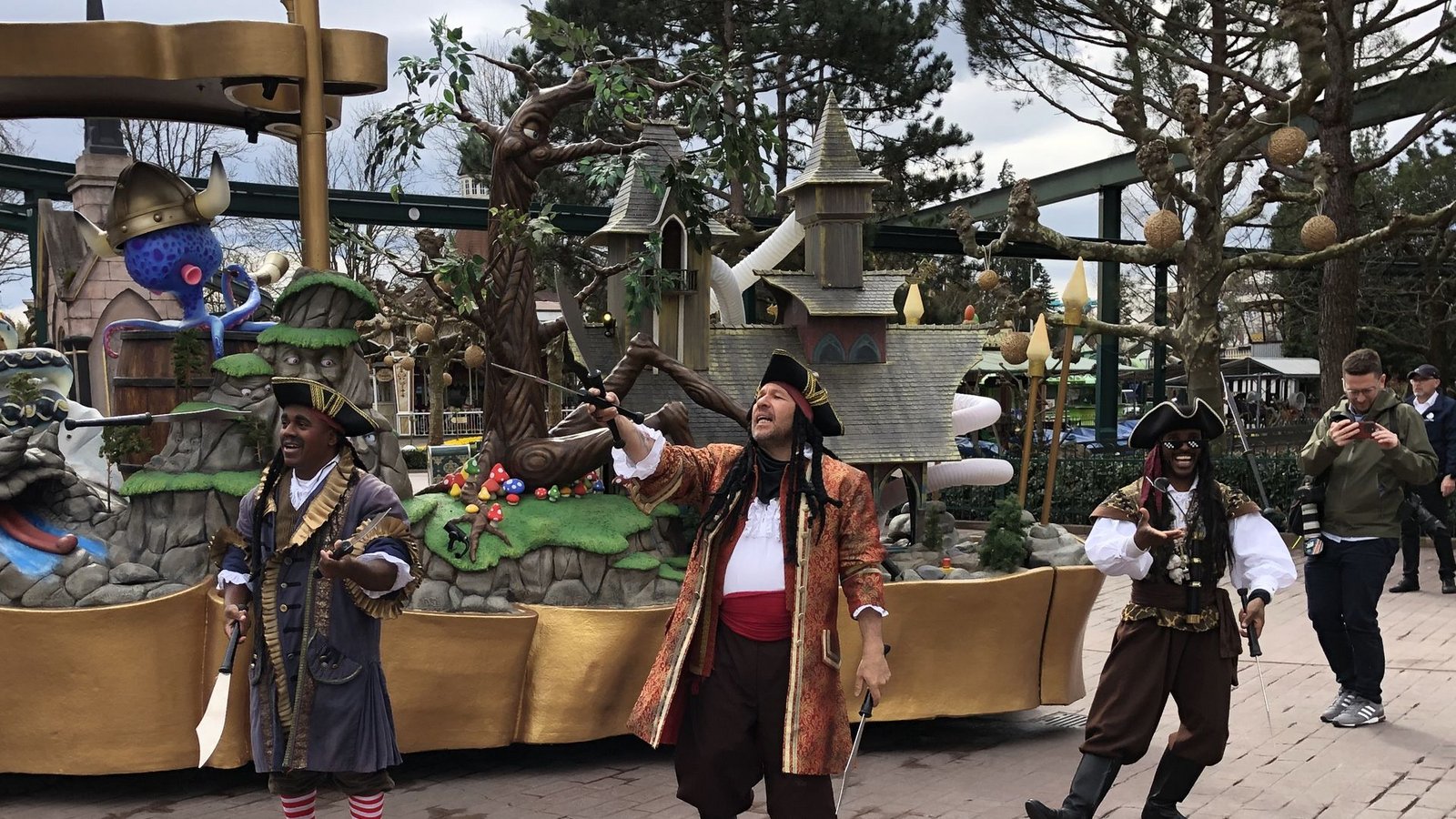 Aber natürlich darf auch dieses Jahr im Europa-Park das Altbewährte nicht fehlen, wie hier die Piraten mit ihrer Showeinlage.Foto: Florian Dürr