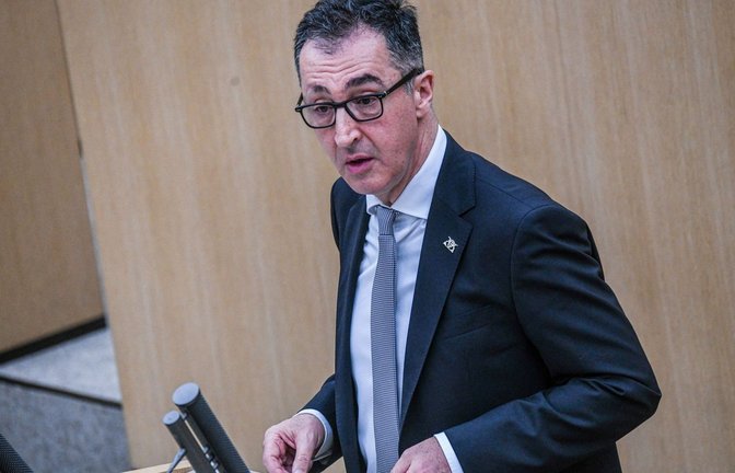 Ministerpräsident Cem Özdemir bei seiner ersten Regierungserklärung im Stuttgarter Landtag.<span class='image-autor'>Foto: Jason Tschepljakow/dpa</span>