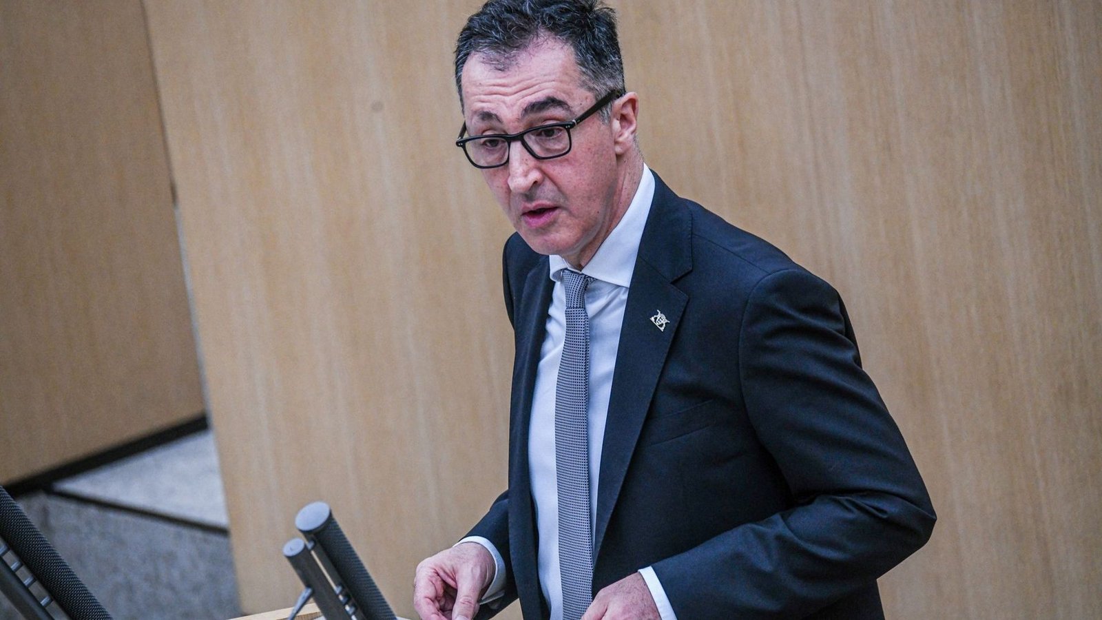 Ministerpräsident Cem Özdemir bei seiner ersten Regierungserklärung im Stuttgarter Landtag.Foto: Jason Tschepljakow/dpa Ministerpräsident Cem Özdemir bei seiner ersten Regierungserklärung im Stuttgarter Landtag.Foto: Jason Tschepljakow/dpa
