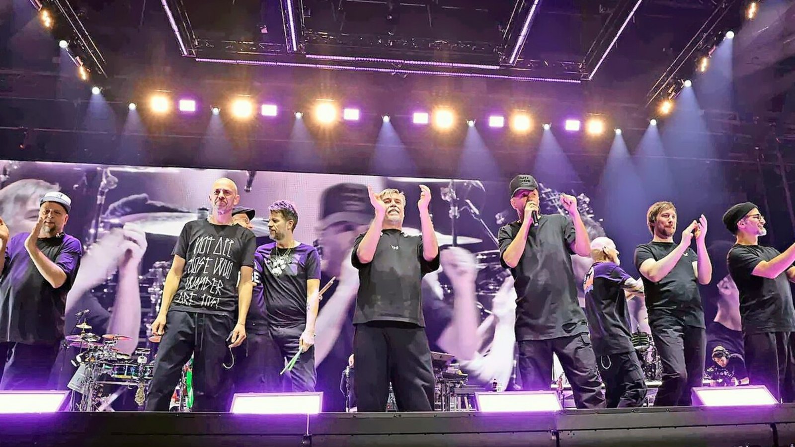 Beim Schlussapplaus bedanken sich die Fantastischen VIer mit ihren Musikern beim Stuttgarter Publikum, dem wohl besten Hip-Hop-Publikum in Deutschland.Foto: Piks/Klaus Schnaidt