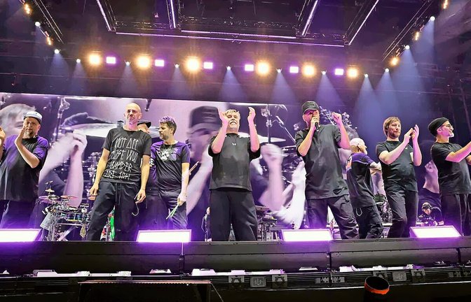 Beim Schlussapplaus bedanken sich die Fantastischen VIer mit ihren Musikern beim Stuttgarter Publikum, dem wohl besten Hip-Hop-Publikum in Deutschland.<span class='image-autor'>Foto: Piks/Klaus Schnaidt</span>