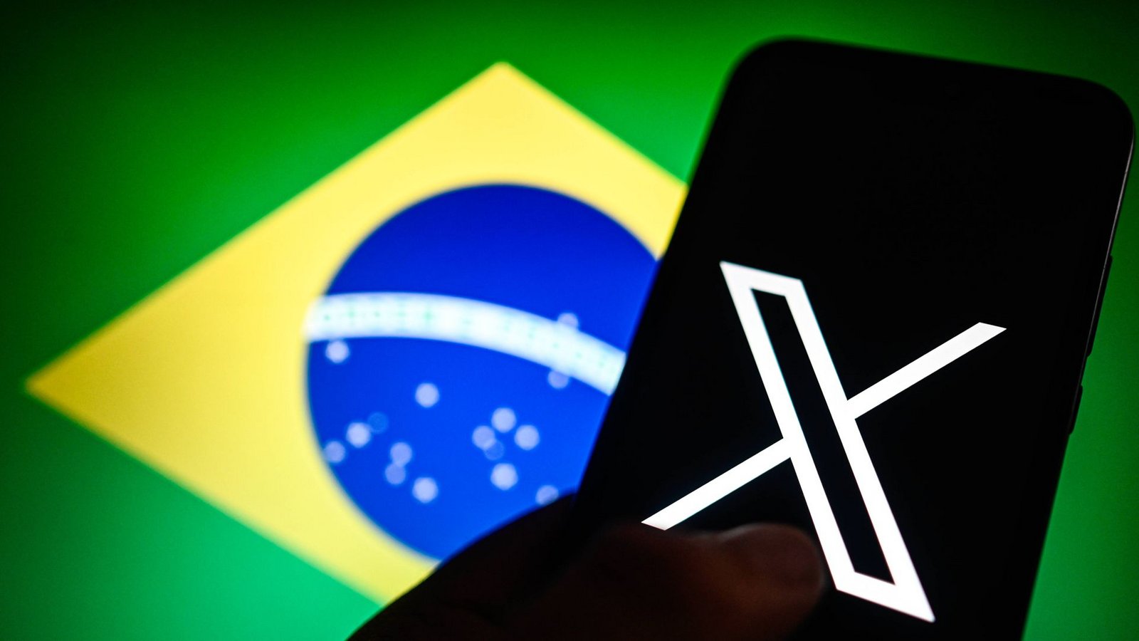 Der Kurznachrichtendienst X war in Brasilien (Flagge im Hintergrund) seit mehr als einem Monat nicht aufrufbar. (Symbolbild)Foto: IMAGO/SOPA Images/IMAGO/Omar Marques / SOPA Images Der Kurznachrichtendienst X war in Brasilien (Flagge im Hintergrund) seit mehr als einem Monat nicht aufrufbar. (Symbolbild)Foto: IMAGO/SOPA Images/IMAGO/Omar Marques / SOPA Images