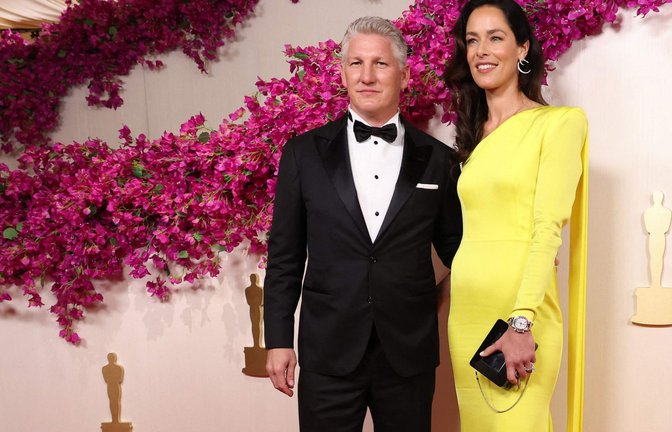 Glamouröser Überraschungsauftritt: Bastian Schweinsteiger und seine Frau Ana Ivanović auf dem roten Teppich in Los Angeles.<span class='image-autor'>Foto: Getty Images via AFP/JC OLIVERA</span>