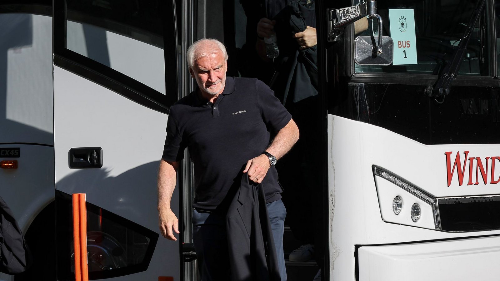 Rudi Völler verlässt den Mannschaftsbus der DFB-Elf in Chicago.Foto: Christian Charisius/dpa