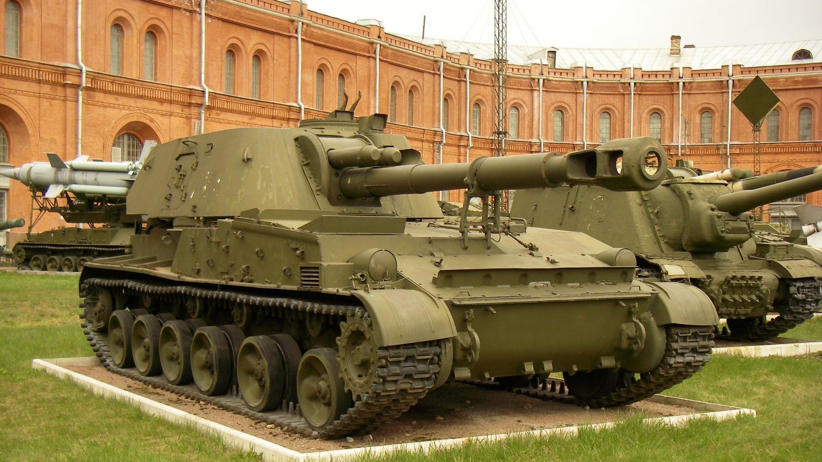 Ukraine: Die Selbstfahrlafette 2S3 wurde Ende der 1960er-Jahre in der Sowjetunion entwickelt und ging 1971 in Serie. In den Armeen der WVO erhielt sie die Bezeichnungen 2S3 und Akazija (Akazie). Sie ist bei den ukrainischen  Streitkräften  im Einsatz.Foto: Wikipedia commons/One half 3544
