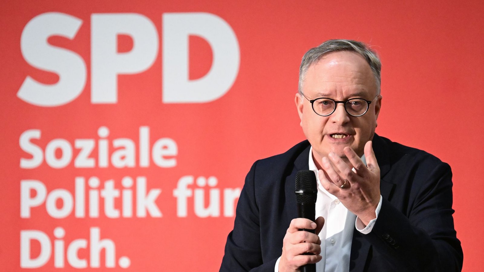 Wahlkämpfer Stoch: „Entenpastete ist was Herrliches.“Foto: Bernd Weißbrod/dpa Wahlkämpfer Stoch: „Entenpastete ist was Herrliches.“Foto: Bernd Weißbrod/dpa