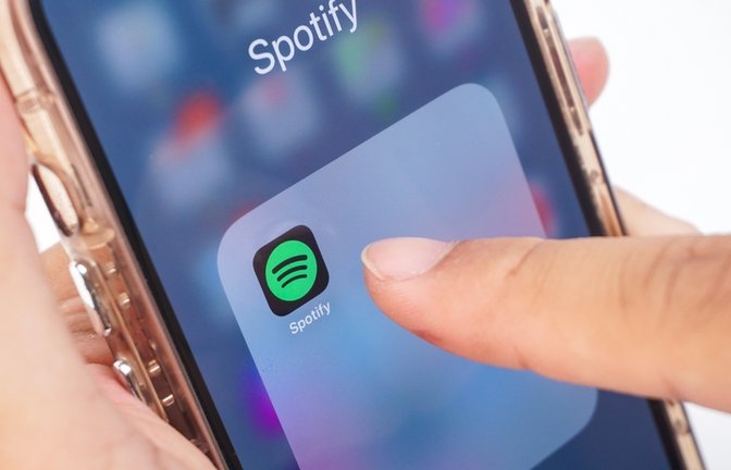 Spotify erhöht die Preise – doch Bestandskunden können die Erhöhung umgehen.<span class='image-autor'>Foto: Lumbung Pari Studio/ Shutterstock</span>
