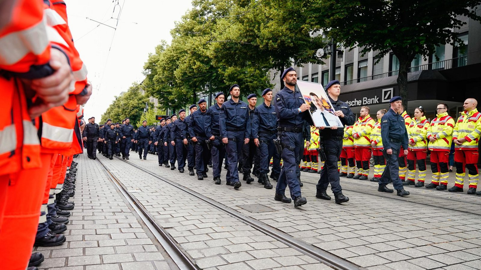 Auch Einsatzkräfte der Feuerwehr beteiligen sich am Trauermarsch für den durch die Messerattacke getöteten Polizisten.Foto: dpa/Uwe Anspach Auch Einsatzkräfte der Feuerwehr beteiligen sich am Trauermarsch für den durch die Messerattacke getöteten Polizisten.Foto: dpa/Uwe Anspach