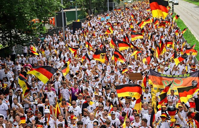 Ein Meer aus Schwarz-Rot-Gold: Tausende Fans der deutschen Nationalmannschaft laufen vor dem Anpfiff vom Schlossgarten zum Stadion.<span class='image-autor'>Foto: &nbsp;</span>