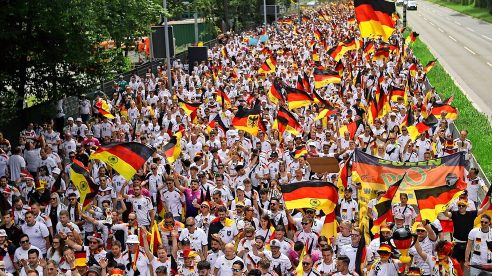 Ein Meer aus Schwarz-Rot-Gold: Tausende Fans der deutschen Nationalmannschaft laufen vor dem Anpfiff vom Schlossgarten zum Stadion.Foto: Ein Meer aus Schwarz-Rot-Gold: Tausende Fans der deutschen Nationalmannschaft laufen vor dem Anpfiff vom Schlossgarten zum Stadion.Foto: 