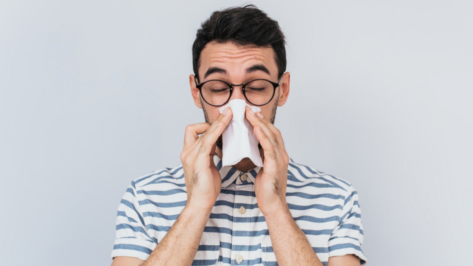 Sollte man sich immer die Nase putzen?Foto: Yuricazac / shutterstock.com Sollte man sich immer die Nase putzen?Foto: Yuricazac / shutterstock.com