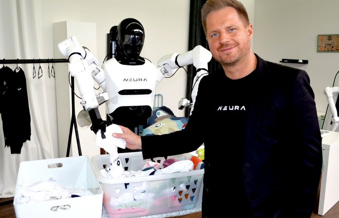 David Reger mit  4NE1. Der Humanoide soll zur Allzweckwaffe im Haushalt, in der Industrie und in der Pflege werden. Als Vorserienmodell kostet  der Roboter  60 000 Euro.<span class='image-autor'>Foto: Neura</span>