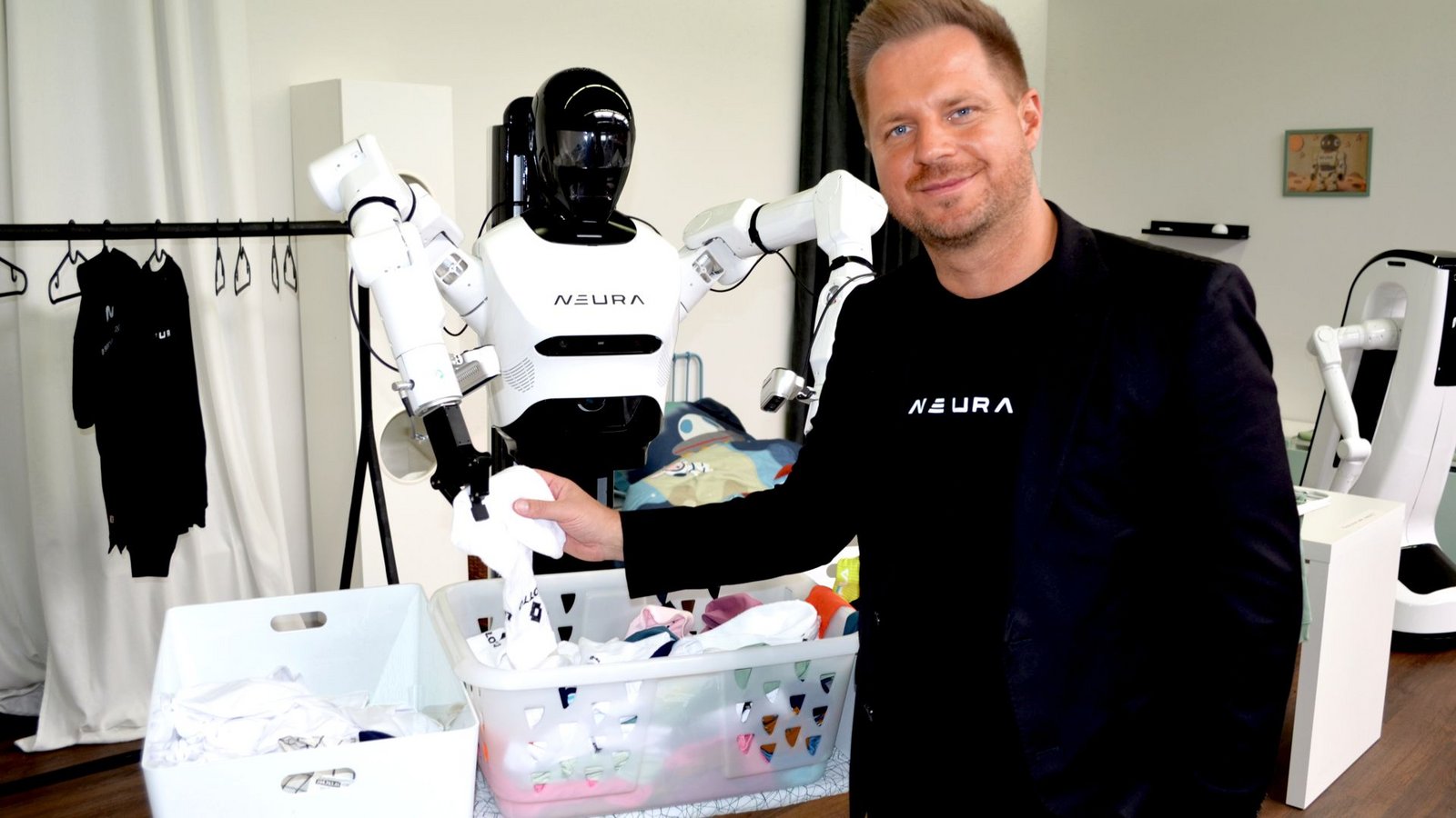David Reger mit 4NE1. Der Humanoide soll zur Allzweckwaffe im Haushalt, in der Industrie und in der Pflege werden. Als Vorserienmodell kostet der Roboter 60 000 Euro.Foto: Neura David Reger mit 4NE1. Der Humanoide soll zur Allzweckwaffe im Haushalt, in der Industrie und in der Pflege werden. Als Vorserienmodell kostet der Roboter 60 000 Euro.Foto: Neura
