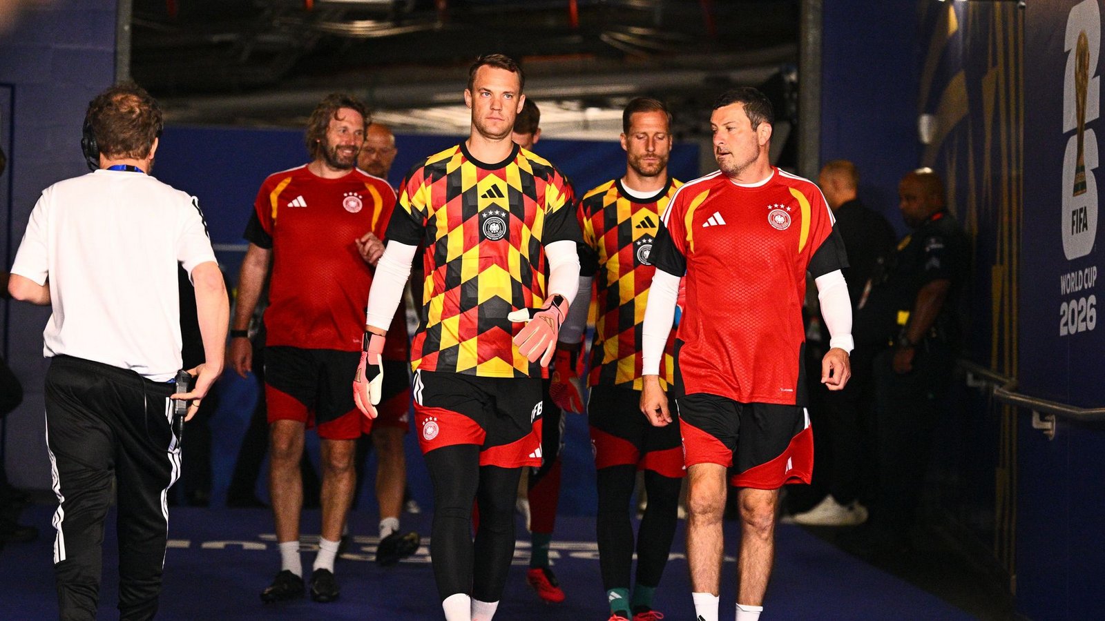 Manuel Neuer geht in der Nationalmannschaft wieder voran.Foto: Tom Weller/dpa Manuel Neuer geht in der Nationalmannschaft wieder voran.Foto: Tom Weller/dpa