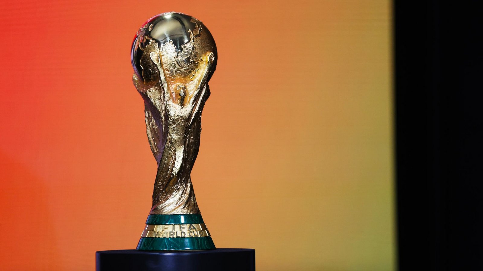 Diese Trophäe ist für den künftigen Fußball-Weltmeister.Foto: Heather Khalifa/AP/dpa Diese Trophäe ist für den künftigen Fußball-Weltmeister.Foto: Heather Khalifa/AP/dpa
