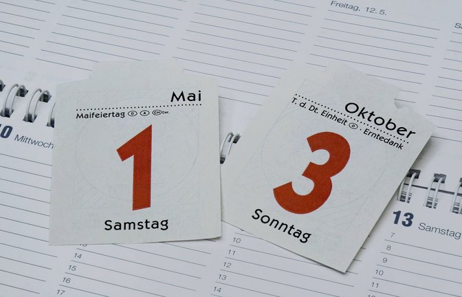 Kalenderblätter zweier Feiertage. (Symbolbild)<span class='image-autor'>Foto: imago images/Steinach</span>