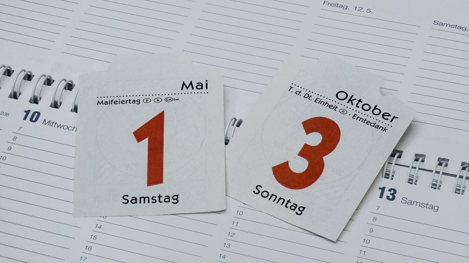 Kalenderblätter zweier Feiertage. (Symbolbild)Foto: imago images/Steinach Kalenderblätter zweier Feiertage. (Symbolbild)Foto: imago images/Steinach