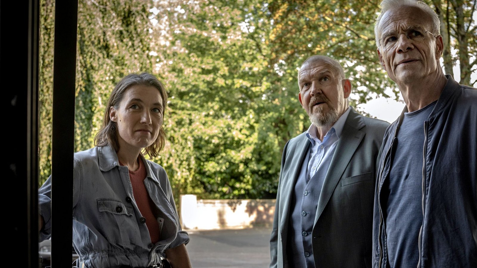 Eva Krüger (Katja Bürkle) zeigt den Kommissaren Freddy Schenk (Dietmar Bär, Mi.) und Max Ballauf (Klaus J. Behrendt), dass man ohne große Anstrengungen ins Interimsgebäude der Kölner Oper gelangen kann.Foto: WDR/Thomas Kost