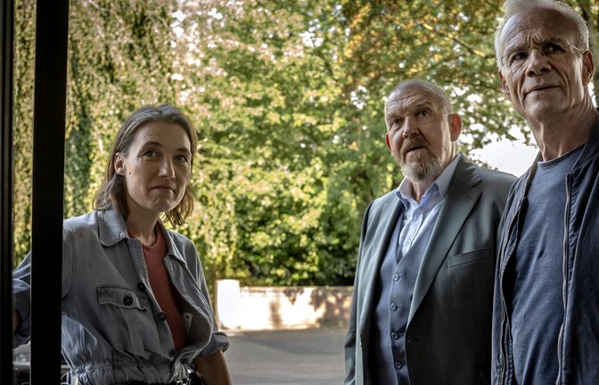 Eva Krüger (Katja Bürkle) zeigt den Kommissaren Freddy Schenk (Dietmar Bär, Mi.) und Max Ballauf (Klaus J. Behrendt), dass man ohne große Anstrengungen ins Interimsgebäude der Kölner Oper gelangen kann.<span class='image-autor'>Foto: WDR/Thomas Kost</span>