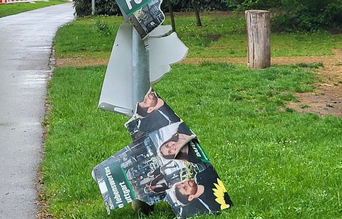 Ein Plakat der Grünen hängt zerstört an einem Laternenpfahl.<span class='image-autor'>Foto: /Annika Grah</span>