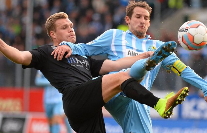 Anton Fink (rechts, hier gegen Ex-Kickers-Spieler Fabio Leutenecker) schoss die Blauen die Regionalliga.<span class='image-autor'>Foto: imago/Eibner/imago sportfotodienst</span>