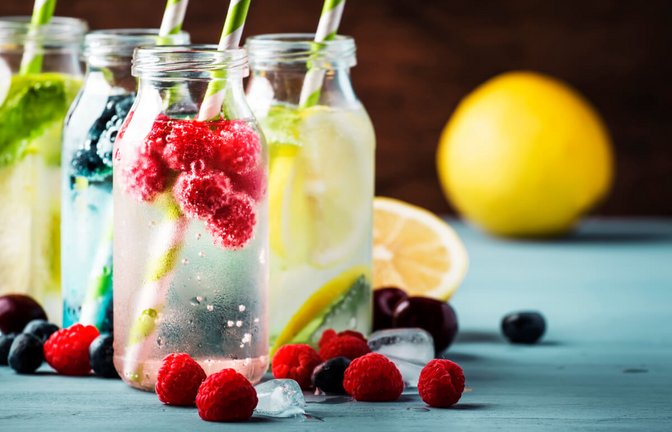 Entdecken Sie 15 erfrischende Rezepte und erfahren Sie, warum das gesunde Trend-Getränk eine leckere Alternative zu Limonaden und Säften ist.<span class='image-autor'>Foto: 5PH / Shutterstock.com</span>