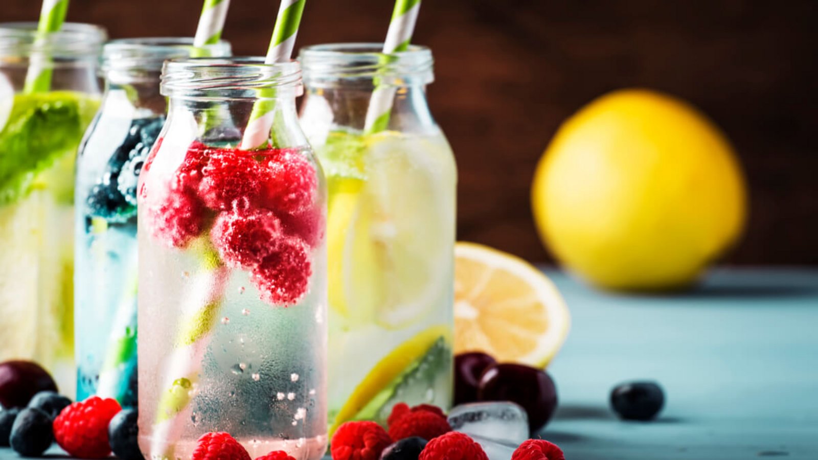 Entdecken Sie 15 erfrischende Rezepte und erfahren Sie, warum das gesunde Trend-Getränk eine leckere Alternative zu Limonaden und Säften ist.Foto: 5PH / Shutterstock.com Entdecken Sie 15 erfrischende Rezepte und erfahren Sie, warum das gesunde Trend-Getränk eine leckere Alternative zu Limonaden und Säften ist.Foto: 5PH / Shutterstock.com