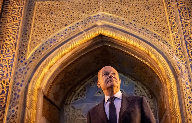 Olaf Scholz besucht die Tilla-Kari Moschee in Samarkland.<span class='image-autor'>Foto: dpa/Michael Kappeler</span>