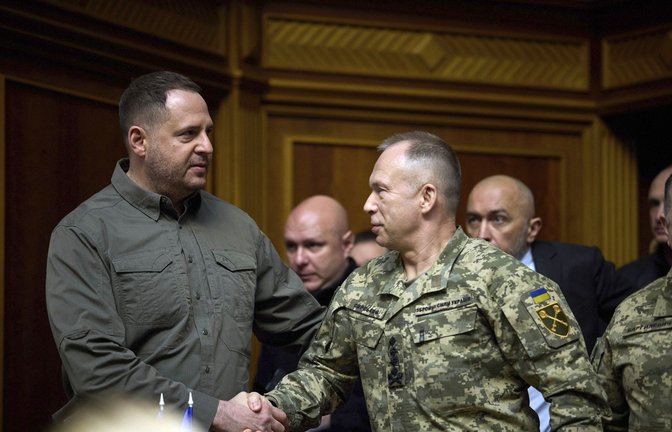 Muss trotz des sogenannten Siegesplans seines Präsidenten für einen weiteren Kriegswinter planen: der ukrainische Generalstabschef Oleksandr Syrskyj (Mitte – hier mit Präsidialamtschef Andrij Jermak).<span class='image-autor'>Foto: dpa/Press Service Of The President Of Ukraine/AP</span>
