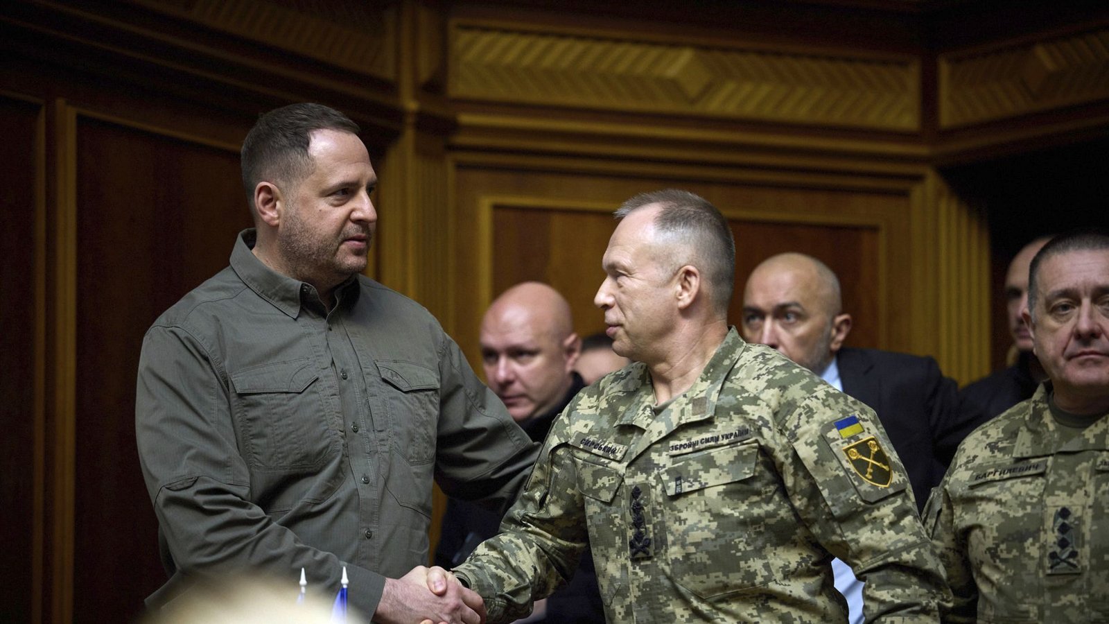 Muss trotz des sogenannten Siegesplans seines Präsidenten für einen weiteren Kriegswinter planen: der ukrainische Generalstabschef Oleksandr Syrskyj (Mitte – hier mit Präsidialamtschef Andrij Jermak).Foto: dpa/Press Service Of The President Of Ukraine/AP