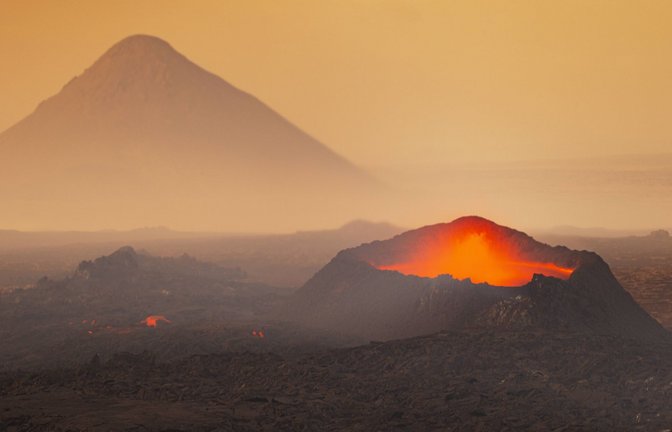So sieht heute eine Vulkaneruption aus: Der Litli-Hrutur-Vulkan auf der isländischen Halbinsel Reykjanes. Am 10. Juli 2023 brach nordöstlich des Berges ein Spaltenvulkan  (im Bild vorne rechts zu sehen) aus.<span class='image-autor'>Foto: Imago/Robert Harding</span>