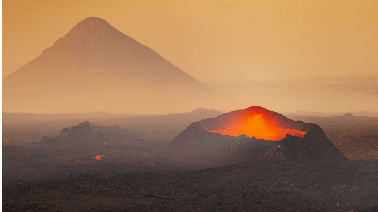 So sieht heute eine Vulkaneruption aus: Der Litli-Hrutur-Vulkan auf der isländischen Halbinsel Reykjanes. Am 10. Juli 2023 brach nordöstlich des Berges ein Spaltenvulkan (im Bild vorne rechts zu sehen) aus.Foto: Imago/Robert Harding So sieht heute eine Vulkaneruption aus: Der Litli-Hrutur-Vulkan auf der isländischen Halbinsel Reykjanes. Am 10. Juli 2023 brach nordöstlich des Berges ein Spaltenvulkan (im Bild vorne rechts zu sehen) aus.Foto: Imago/Robert Harding