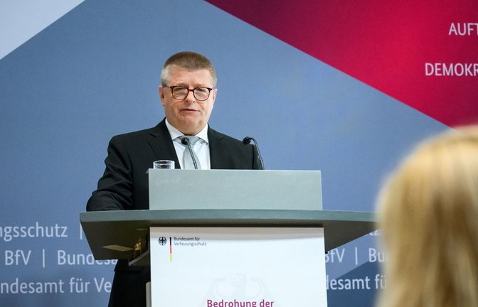 Der Präsident des Bundesamts für Verfassungsschutz, Thomas Haldenwang, spricht beim 18. Symposium des Bundesamts in Berlin.<span class='image-autor'>Foto: Bernd von Jutrczenka/dpa</span>
