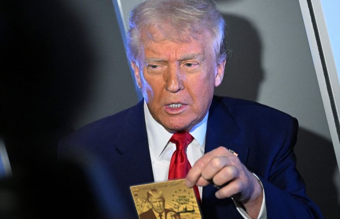 US-Präsident Donald Trump präsentiert die „Trump Card“.<span class='image-autor'>Foto: AFP/MANDEL NGAN</span>