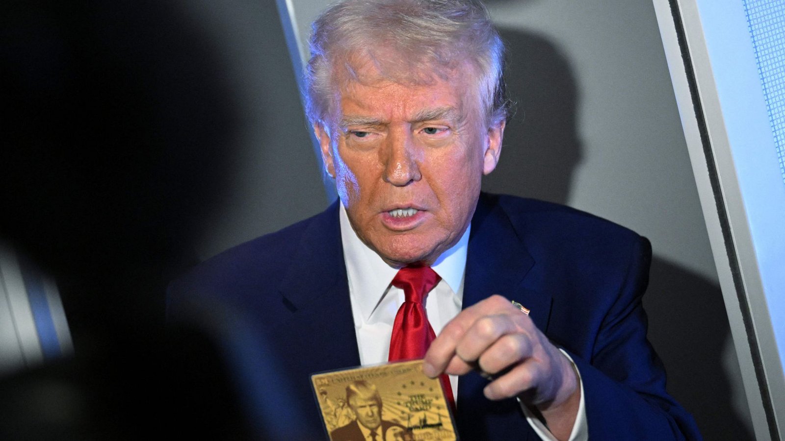 US-Präsident Donald Trump präsentiert die „Trump Card“.Foto: AFP/MANDEL NGAN